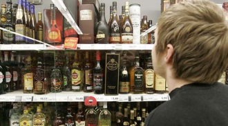 Саратовские чиновники выявили 52 нарушения правил торговли алкоголем.