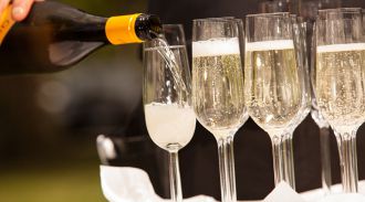 Виноделы не видят причин для подорожания шампанского в России к Новому году