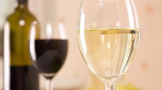 Врач раскритиковал выводы ученых о пользе двух бокалов вина в день