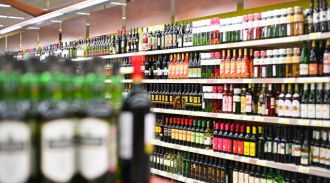 Эксперт предложил ввести минимальную розничную цену на все виды алкоголя