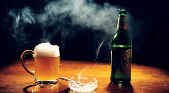 Курение и алкоголь ускоряют старение человека, заявляют ученые