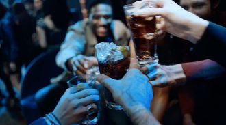Ученый назвал алкоголь ключом к выживанию и успеху человечества