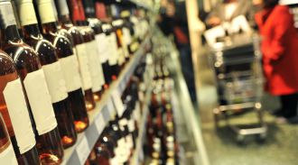 Минздрав предложил закрывать ширмами стенды с алкоголем в магазинах