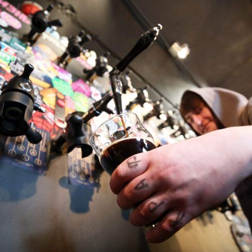 Ничего не алко: в РФ хотят ограничить продажу спиртного в барах в домах